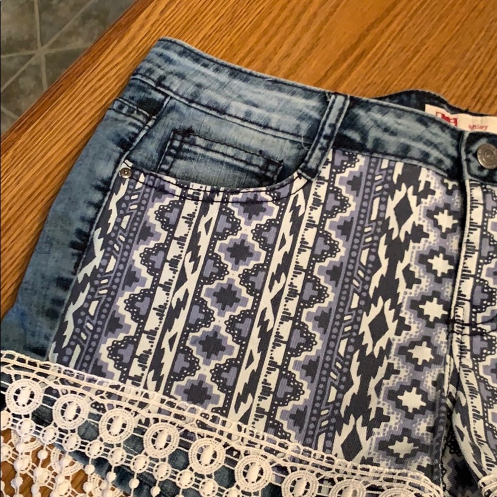 L.E.I. Ashley Low Rise Short.  Size 11.  Med Blue - Picture 3 of 8